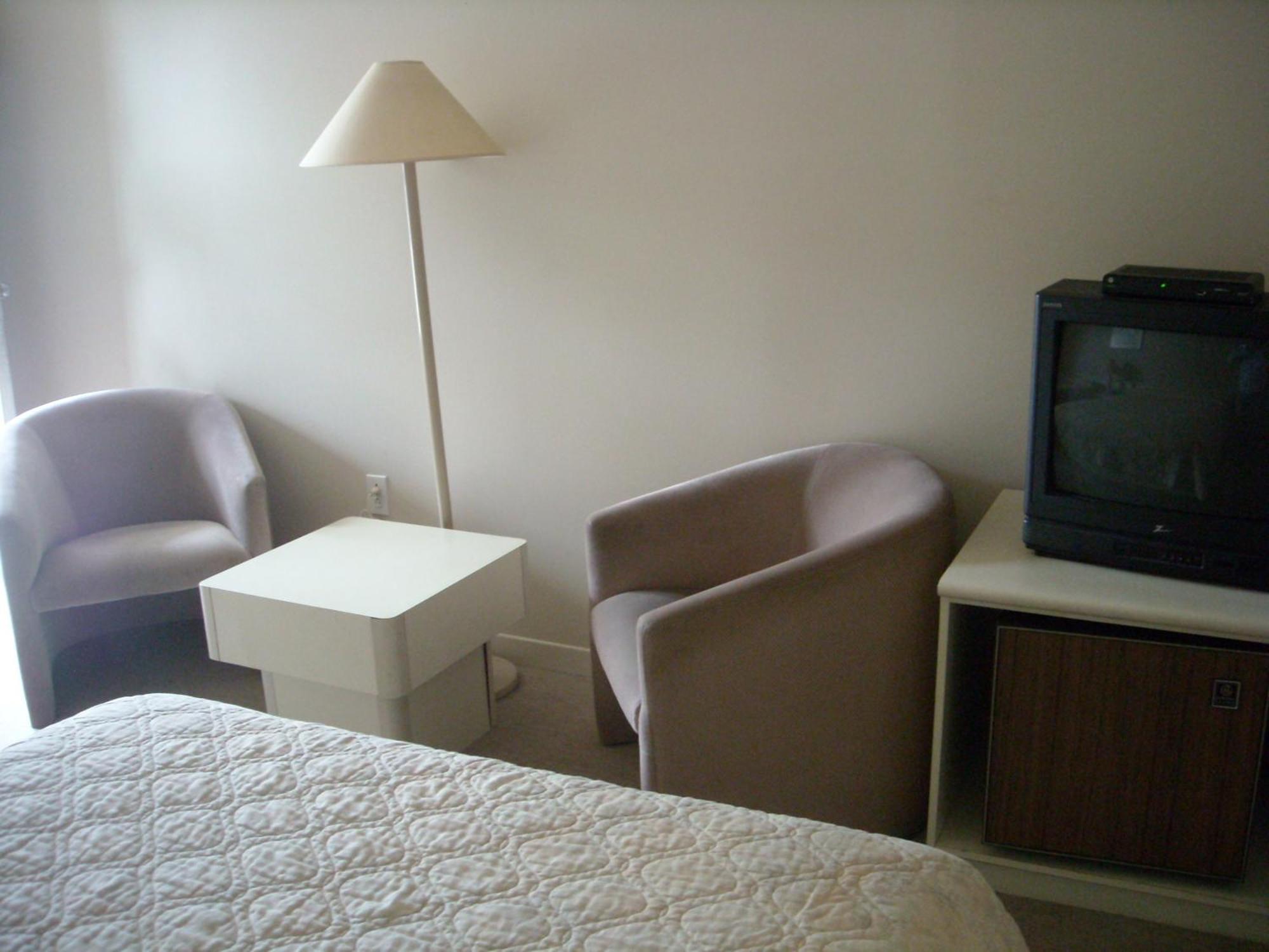 Hotel Oasis Lac St-Louis サラベリ・ド・ヴァレフィルド エクステリア 写真