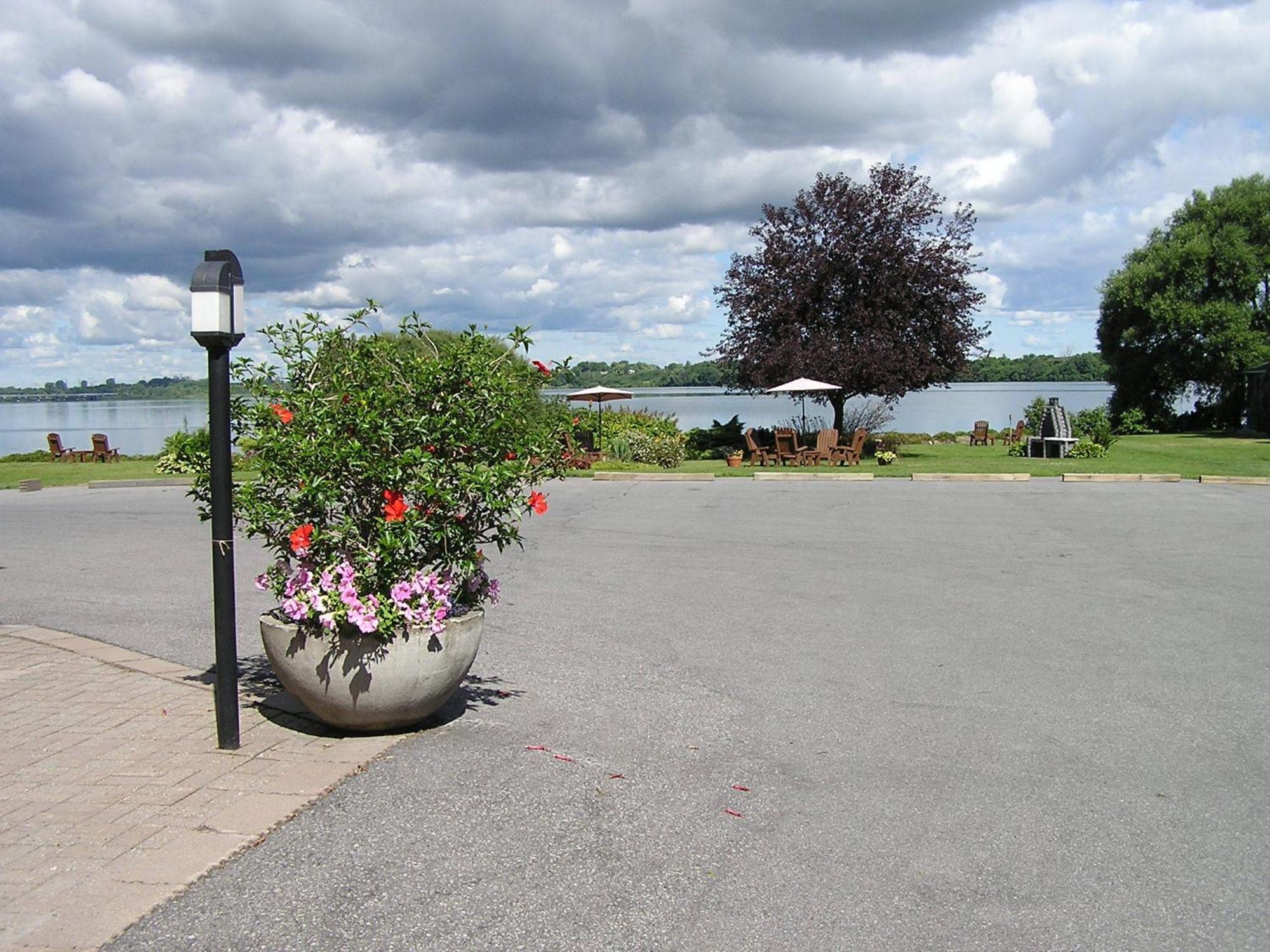 Hotel Oasis Lac St-Louis サラベリ・ド・ヴァレフィルド エクステリア 写真