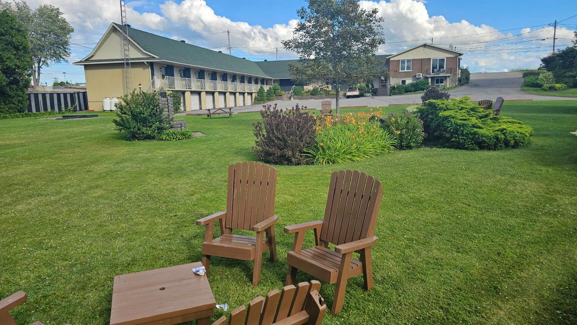 Hotel Oasis Lac St-Louis サラベリ・ド・ヴァレフィルド エクステリア 写真