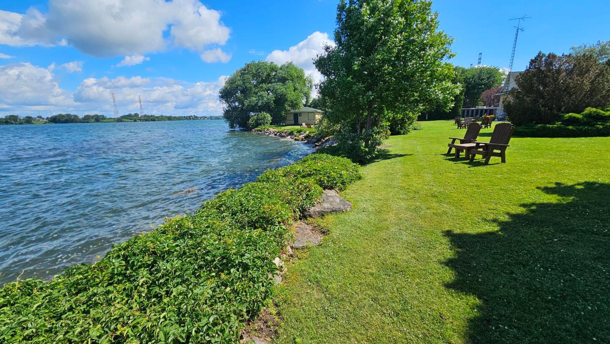 Hotel Oasis Lac St-Louis サラベリ・ド・ヴァレフィルド エクステリア 写真