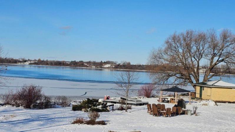 Hotel Oasis Lac St-Louis サラベリ・ド・ヴァレフィルド エクステリア 写真