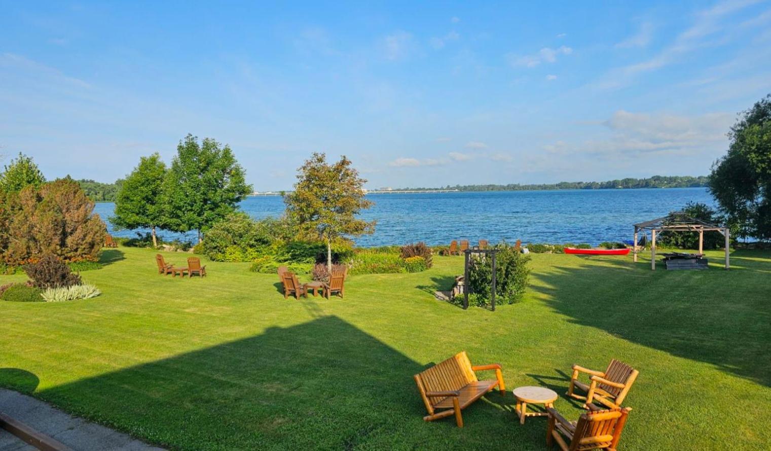 Hotel Oasis Lac St-Louis サラベリ・ド・ヴァレフィルド エクステリア 写真