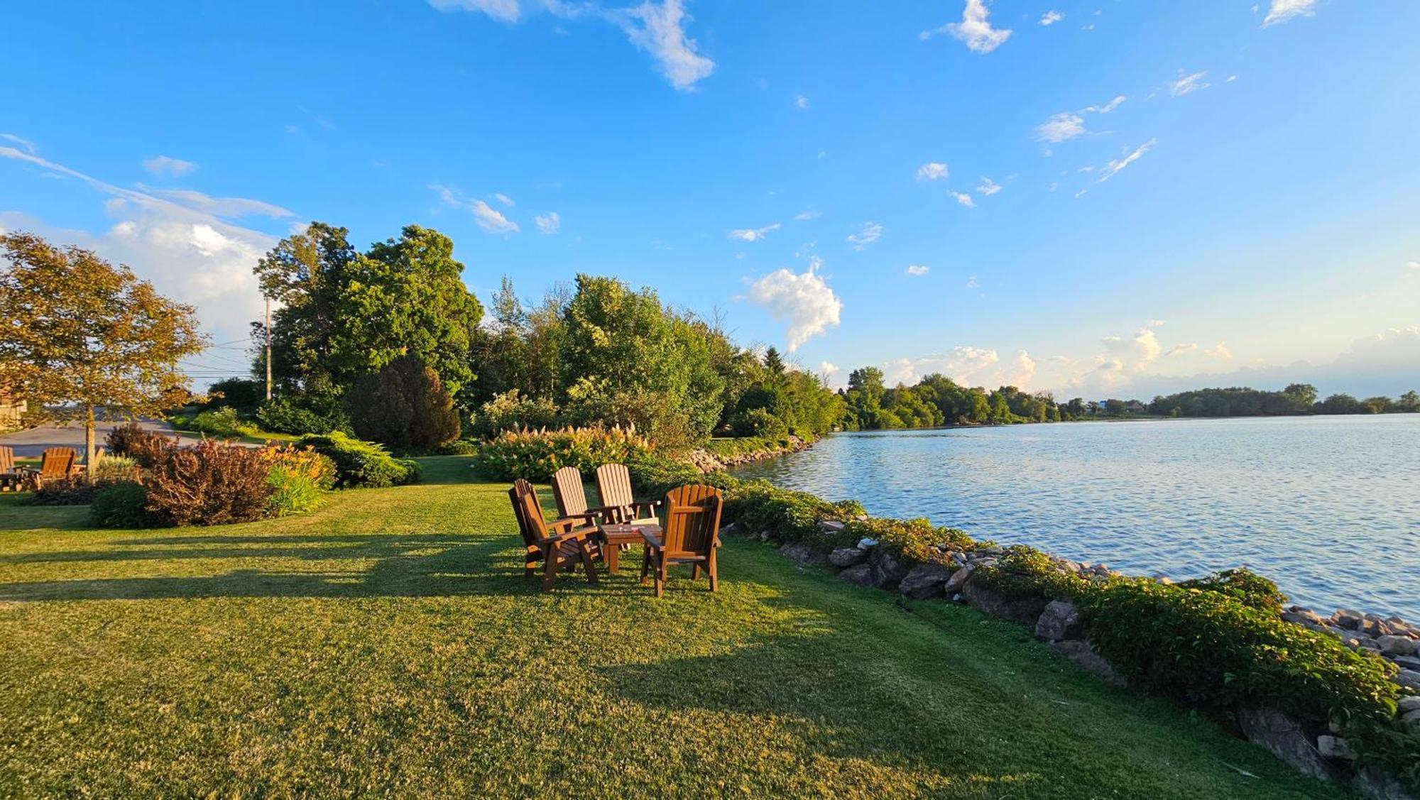 Hotel Oasis Lac St-Louis サラベリ・ド・ヴァレフィルド エクステリア 写真