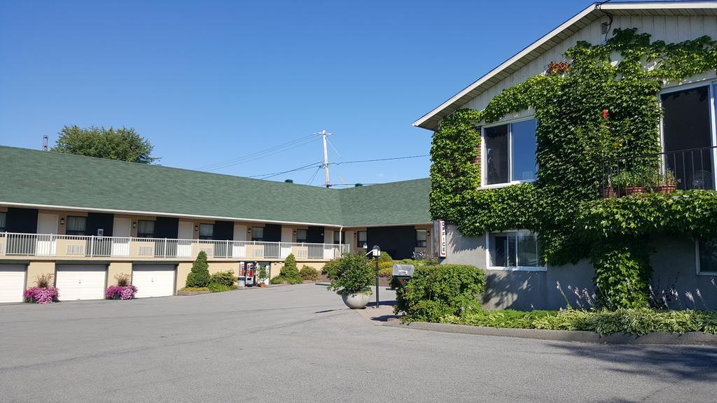 Hotel Oasis Lac St-Louis サラベリ・ド・ヴァレフィルド エクステリア 写真