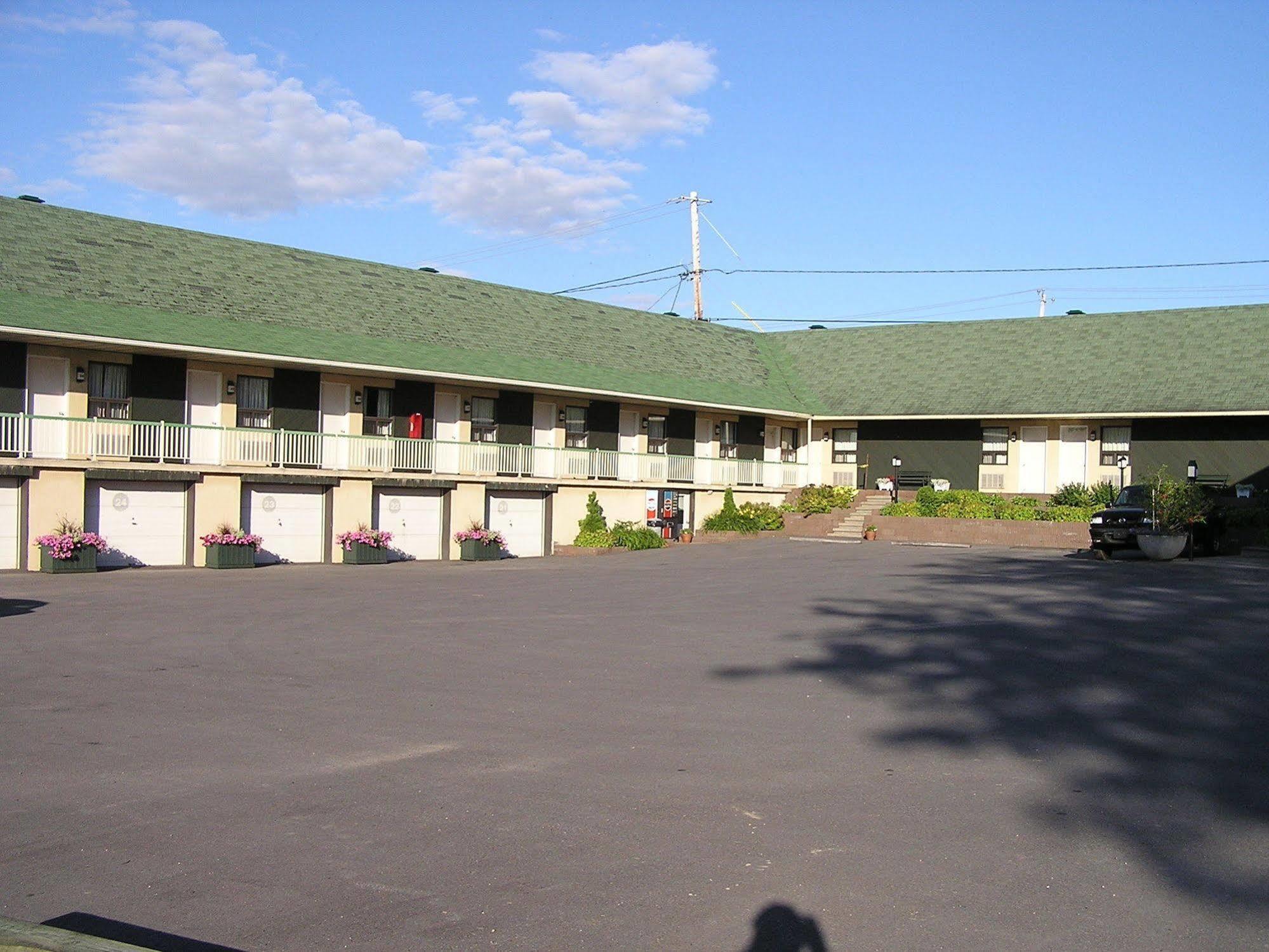 Hotel Oasis Lac St-Louis サラベリ・ド・ヴァレフィルド エクステリア 写真