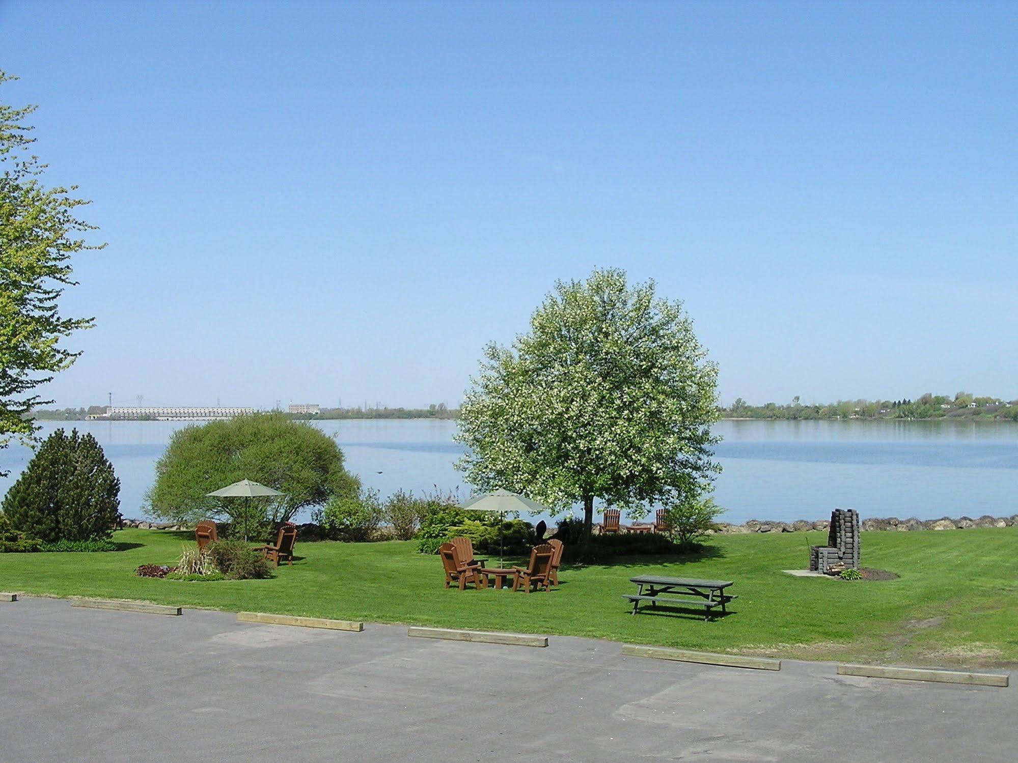 Hotel Oasis Lac St-Louis サラベリ・ド・ヴァレフィルド エクステリア 写真